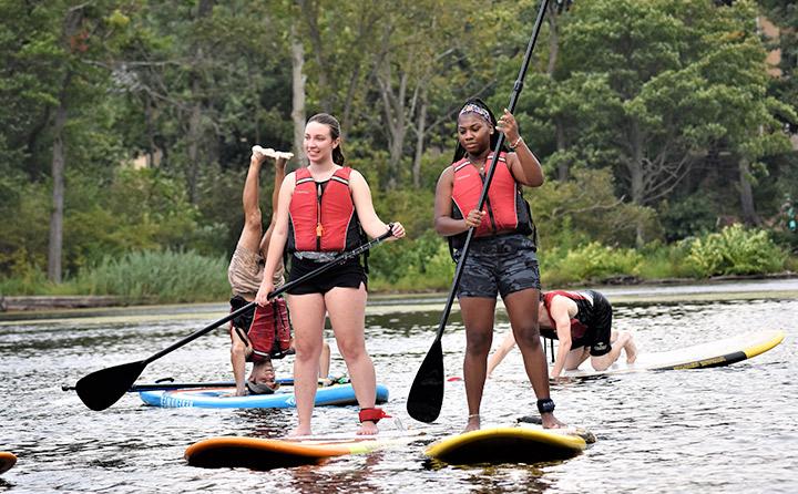 Image of 学生 Paddleboarding